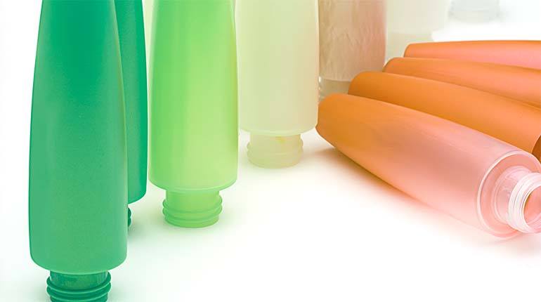 Purge compound for color change in production of cosmetic packaging made from SAN polymer